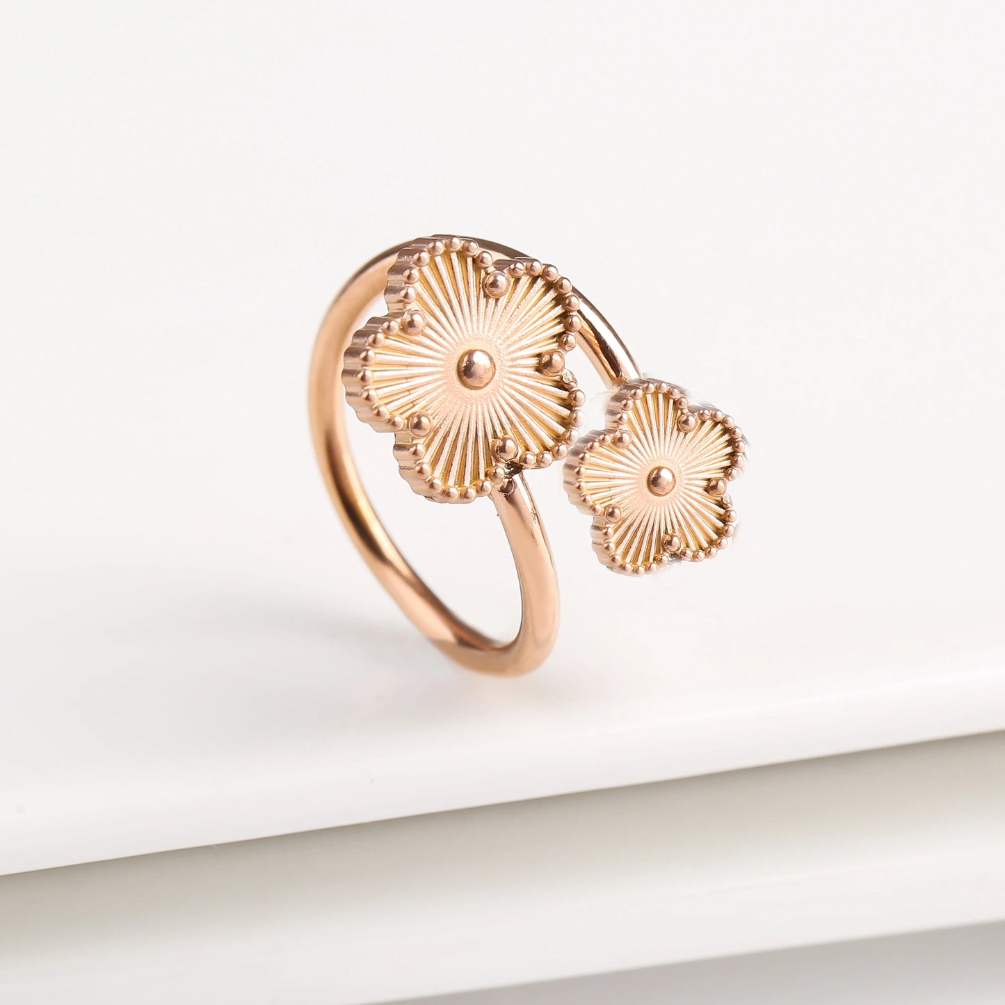 Floral Elegance Ring 🌸